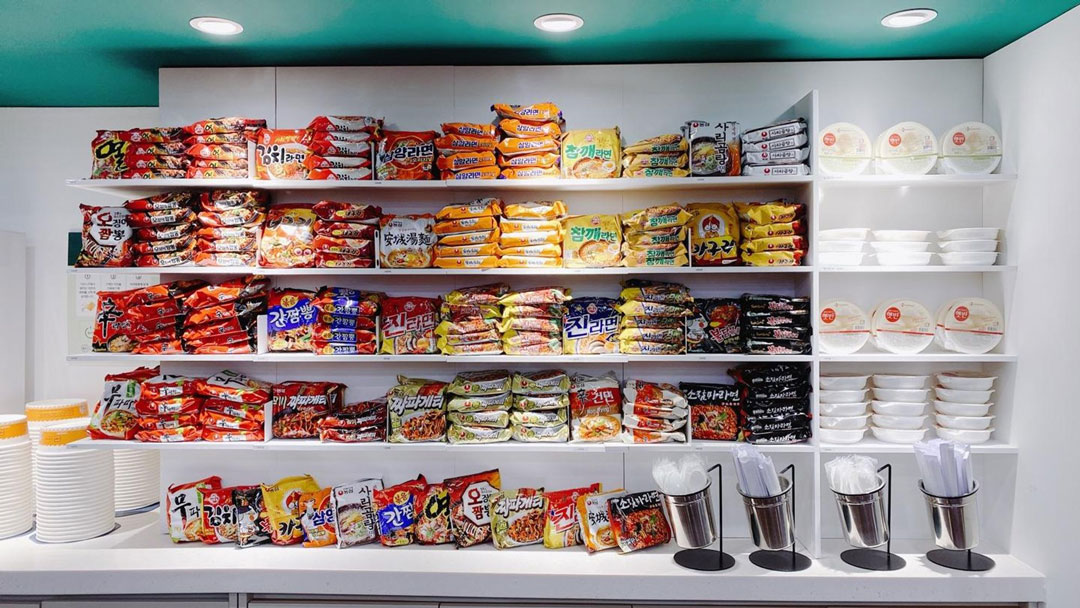 각종라면이 구비되어있는 선반